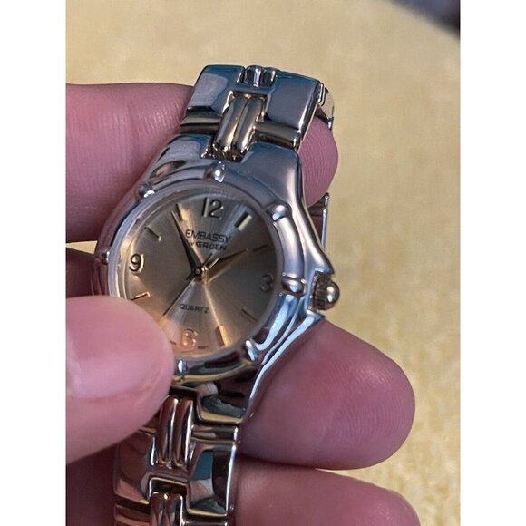 Embassy by Gruen Ladies Women's Watch Silver & Gold ‎ (needs Battery) - Picture 2 of 9